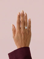 Anillo de compromiso solitario halo escondido THEIA oval en oro amarillo, vista en la mano