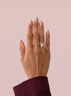 Anillo de compromiso solitario halo escondido THEIA oval en oro blanco, vista en la mano