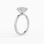 Anillo de compromiso THEIA oval solitario halo escondido - puesto en mano