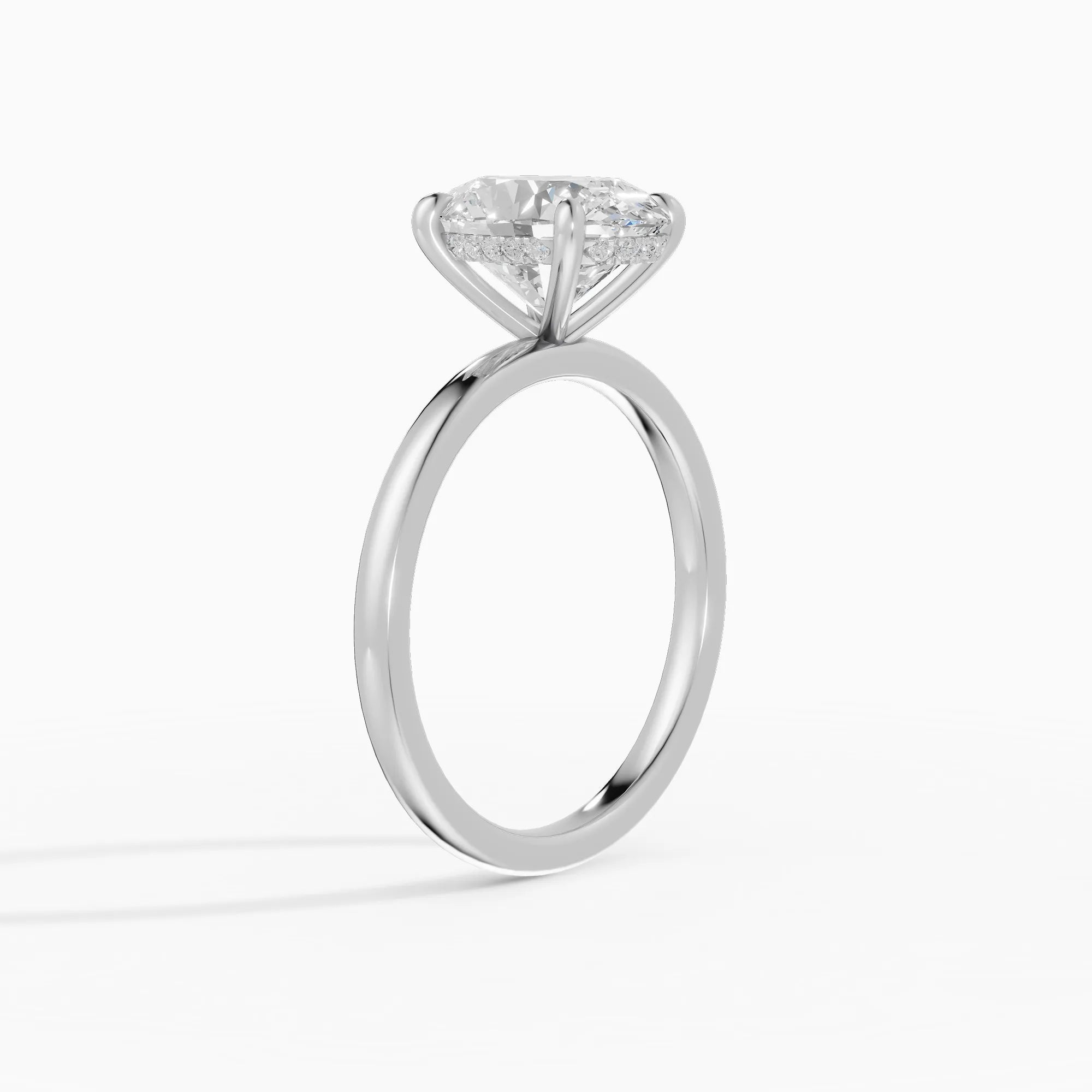Anillo de compromiso THEIA oval solitario halo escondido - puesto en mano