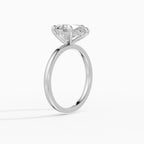 Anillo de compromiso THEIA pera solitario halo escondido - puesto en mano