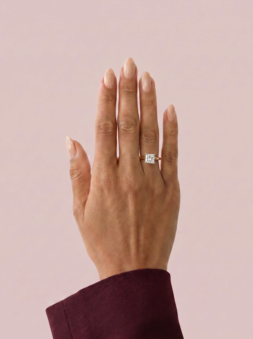 Anillo de compromiso solitario halo escondido THEIA princesa en oro amarillo, vista en la mano