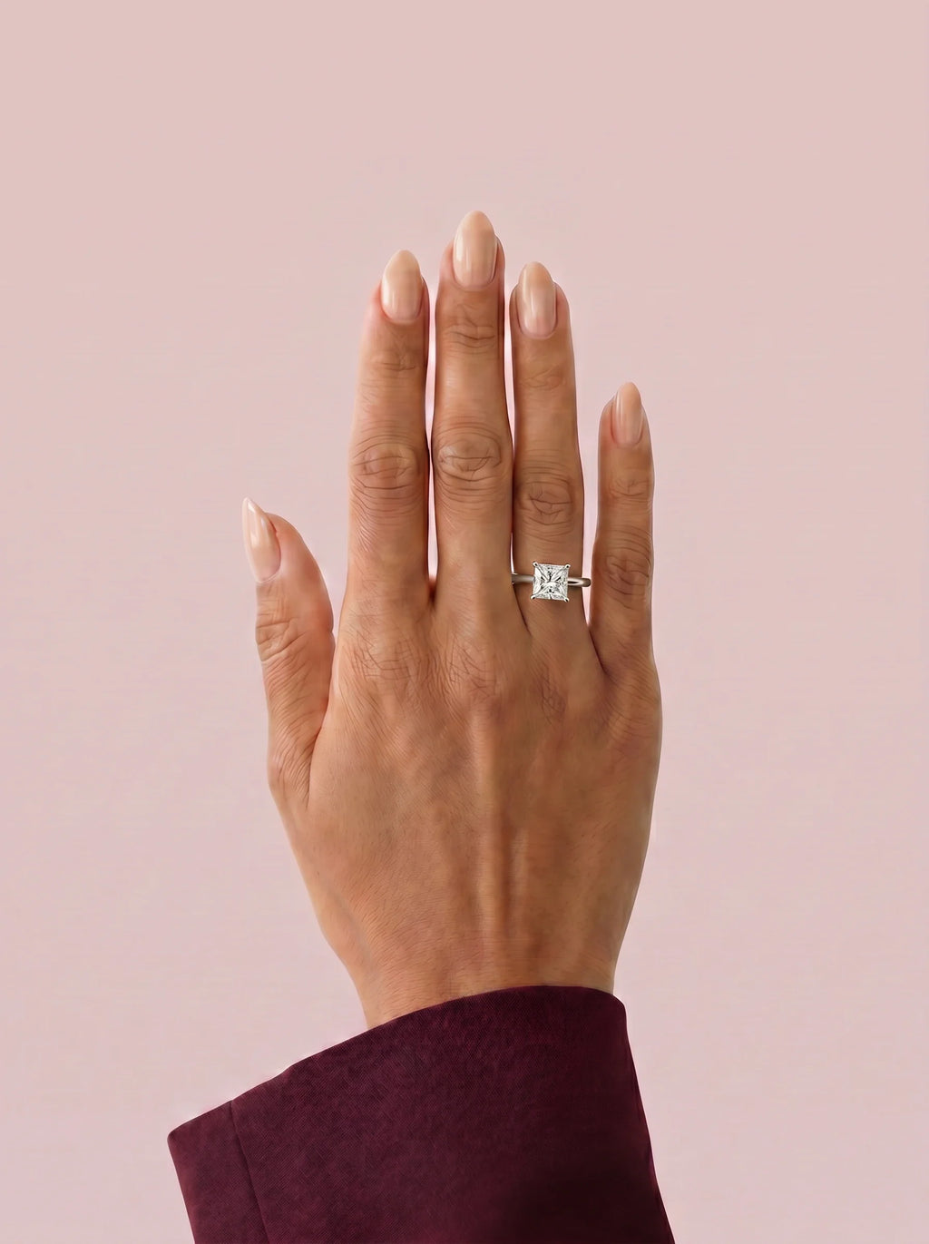Anillo de compromiso solitario halo escondido THEIA princesa en oro blanco, vista en la mano