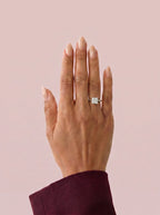 Anillo de compromiso solitario halo escondido THEIA princesa en oro blanco, vista en la mano