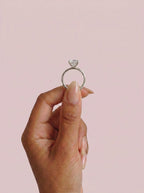 Anillo de compromiso solitario halo escondido THEIA princesa en oro blanco, detalle sujeto con pinza