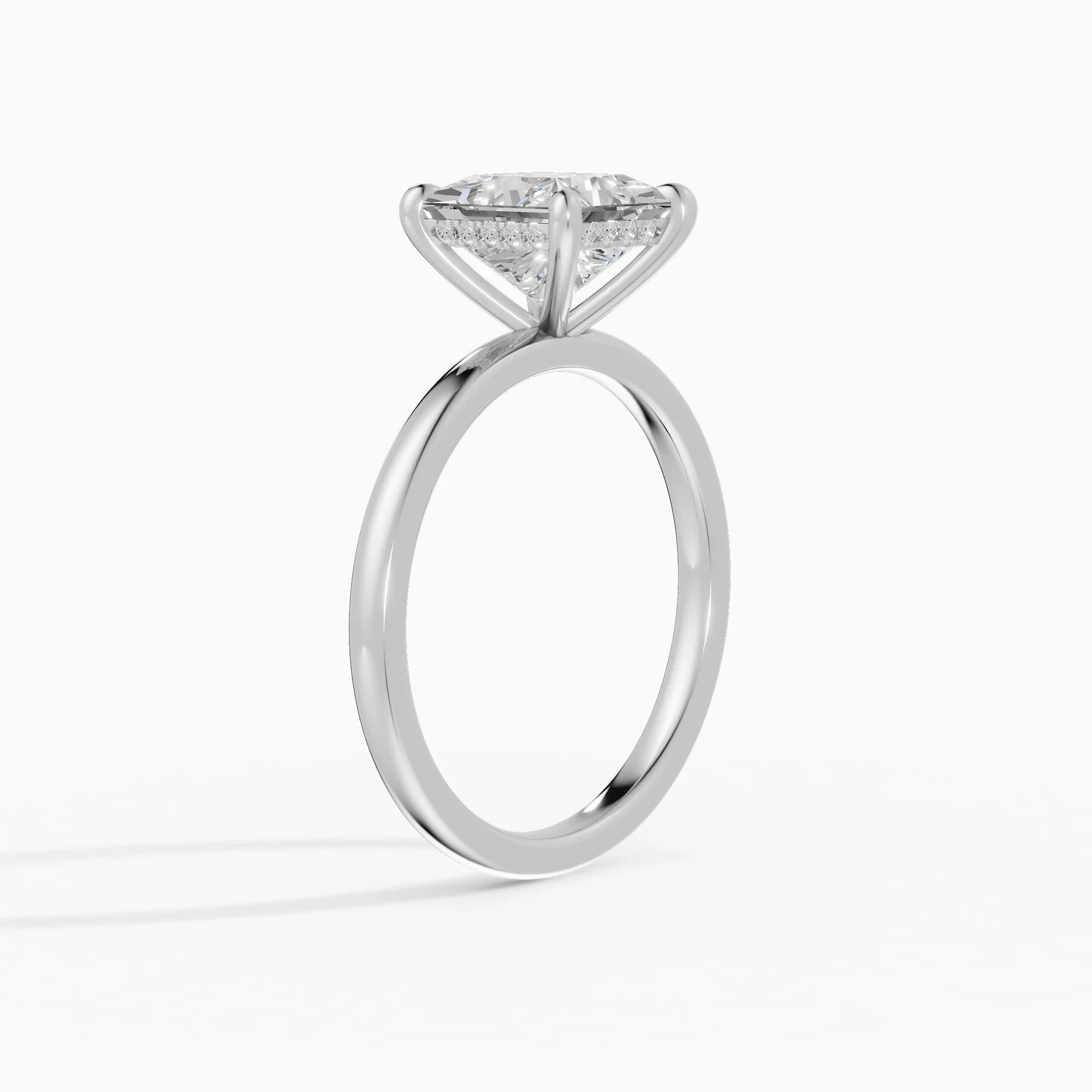 Anillo de compromiso THEIA princesa solitario halo escondido - puesto en mano