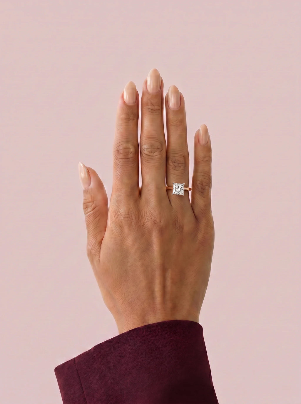 Anillo de compromiso solitario halo escondido THEIA princesa en oro rosa, vista en la mano