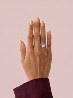 Anillo de compromiso solitario halo escondido THEIA princesa en oro rosa, vista en la mano