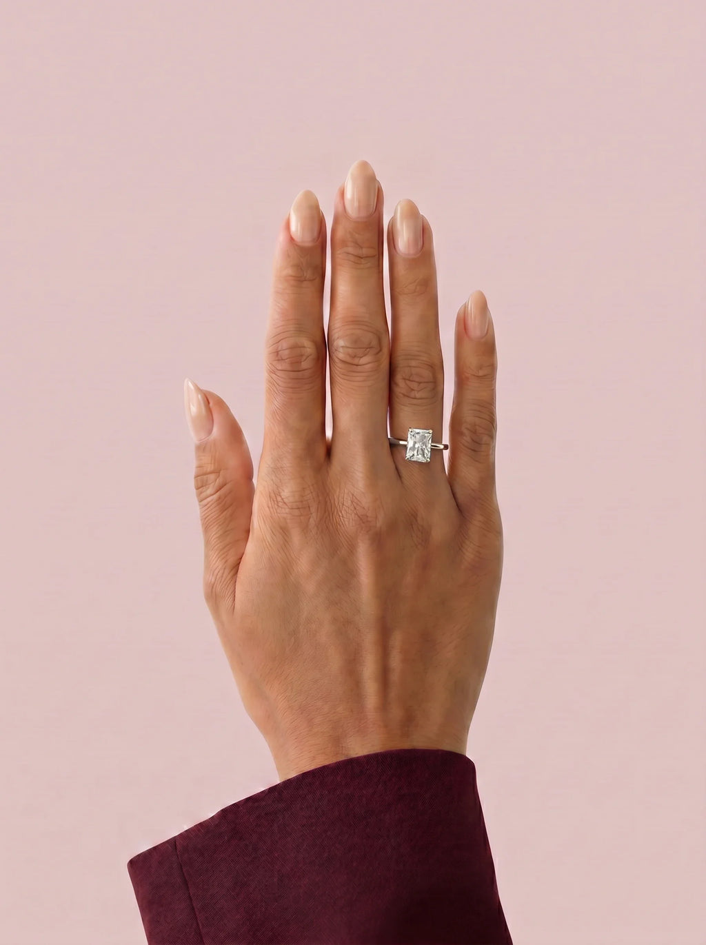 Anillo de compromiso solitario halo escondido THEIA radiante en oro blanco, vista en la mano