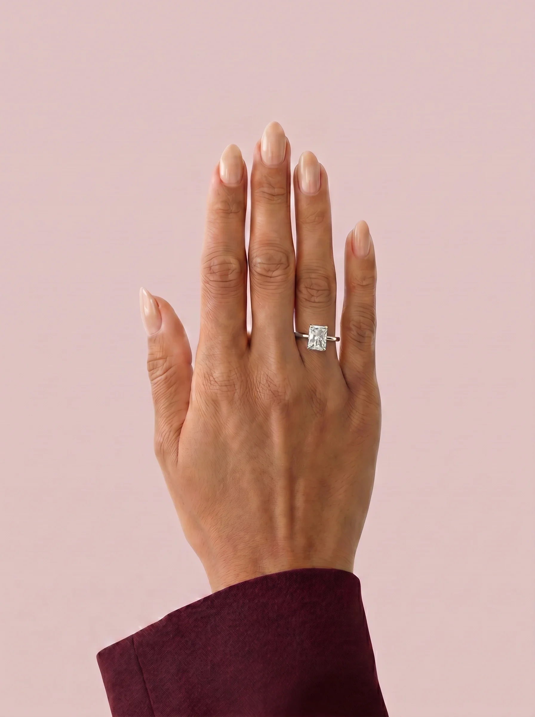 Anillo de compromiso solitario halo escondido THEIA radiante en oro blanco, vista en la mano