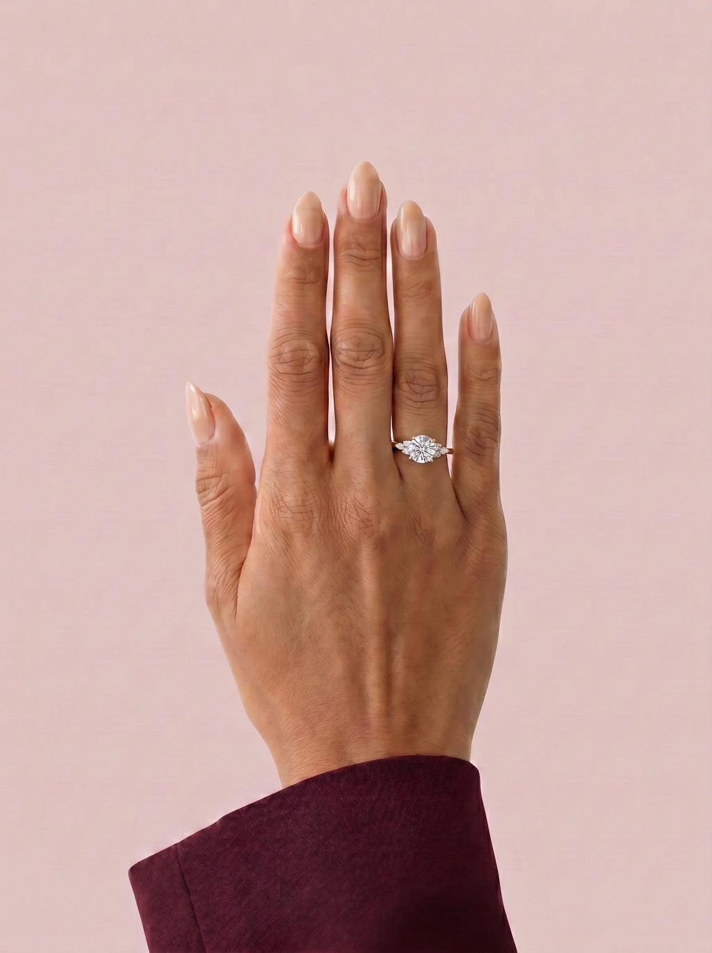 Anillo de compromiso clúster VESTA brillante en oro rosa, vista en la mano