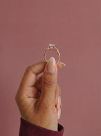 Anillo de compromiso clúster VESTA brillante en oro rosa, detalle sujeto con pinza
