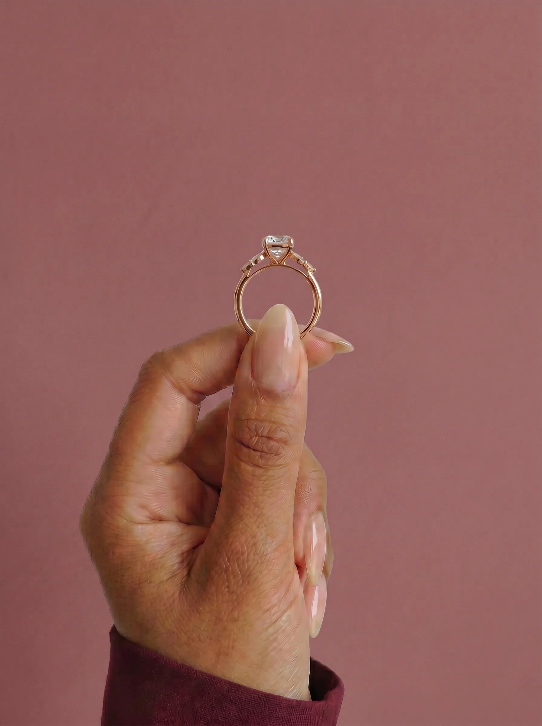 Anillo de compromiso clúster VESTA brillante en oro rosa, detalle sujeto con pinza