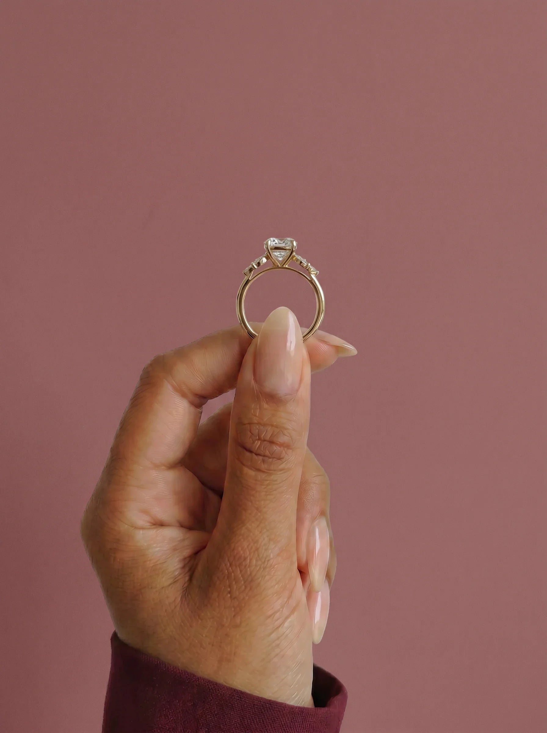 Anillo de compromiso clúster VESTA cojin en oro amarillo, detalle sujeto con pinza