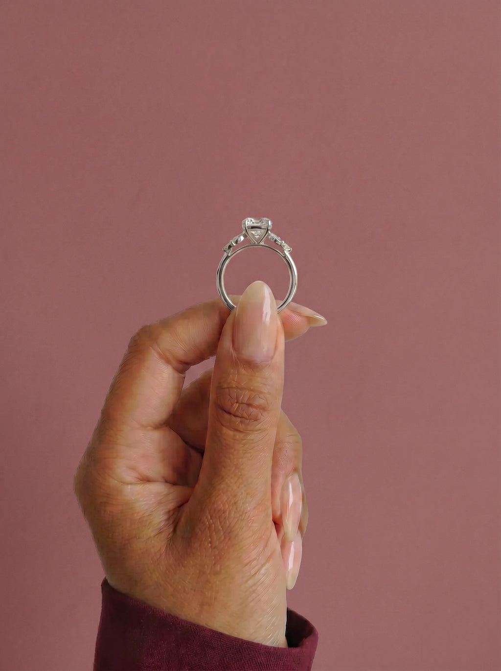Anillo de compromiso clúster VESTA cojin en oro blanco, detalle sujeto con pinza