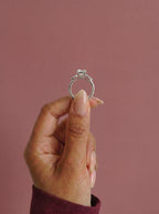 Anillo de compromiso clúster VESTA cojin en oro blanco, detalle sujeto con pinza