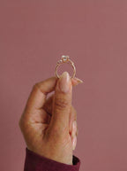 Anillo de compromiso clúster VESTA cojin en oro rosa, detalle sujeto con pinza