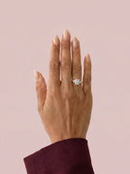 Anillo de compromiso clúster VESTA esmeralda en oro amarillo, vista en la mano