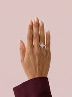 Anillo de compromiso clúster VESTA marquesa en oro amarillo, vista en la mano