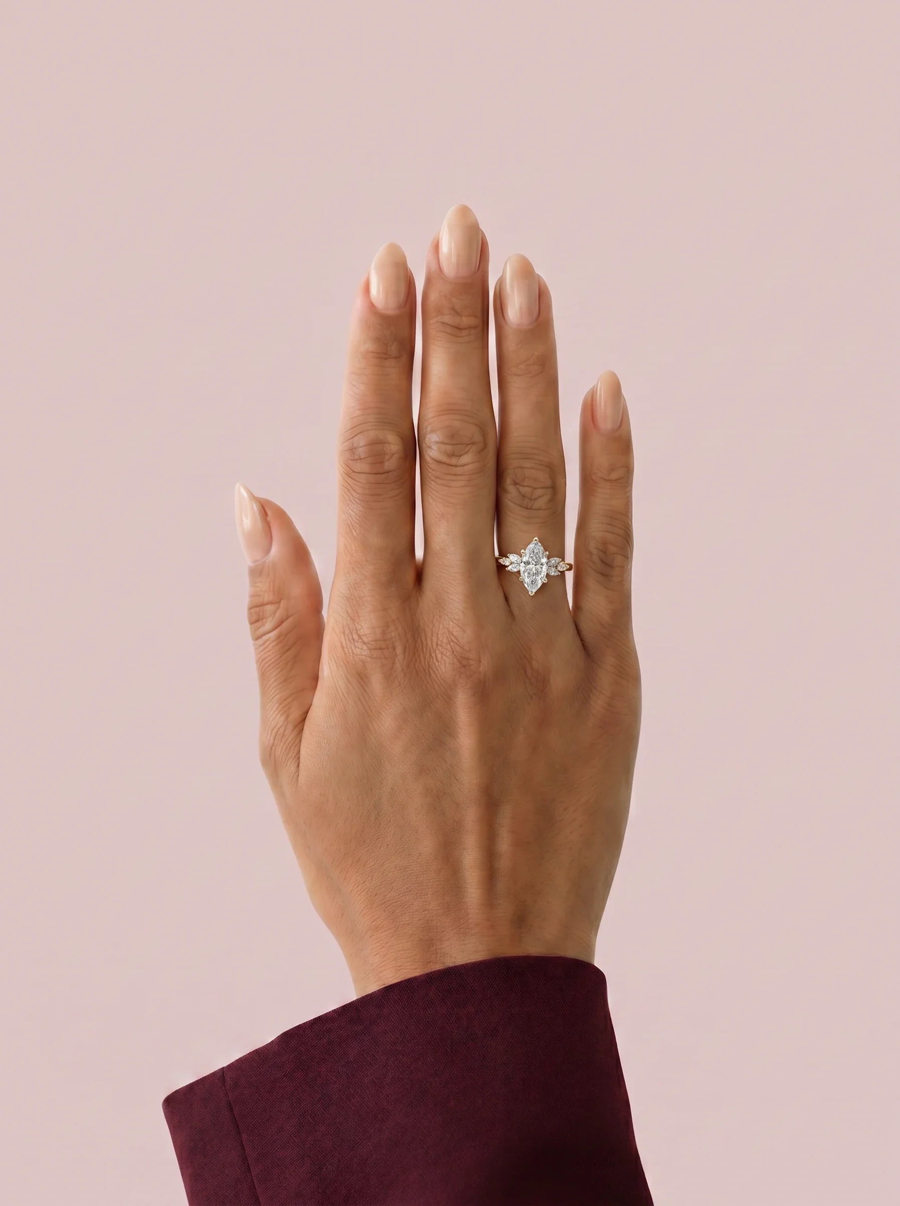 Anillo de compromiso clúster VESTA marquesa en oro amarillo, vista en la mano