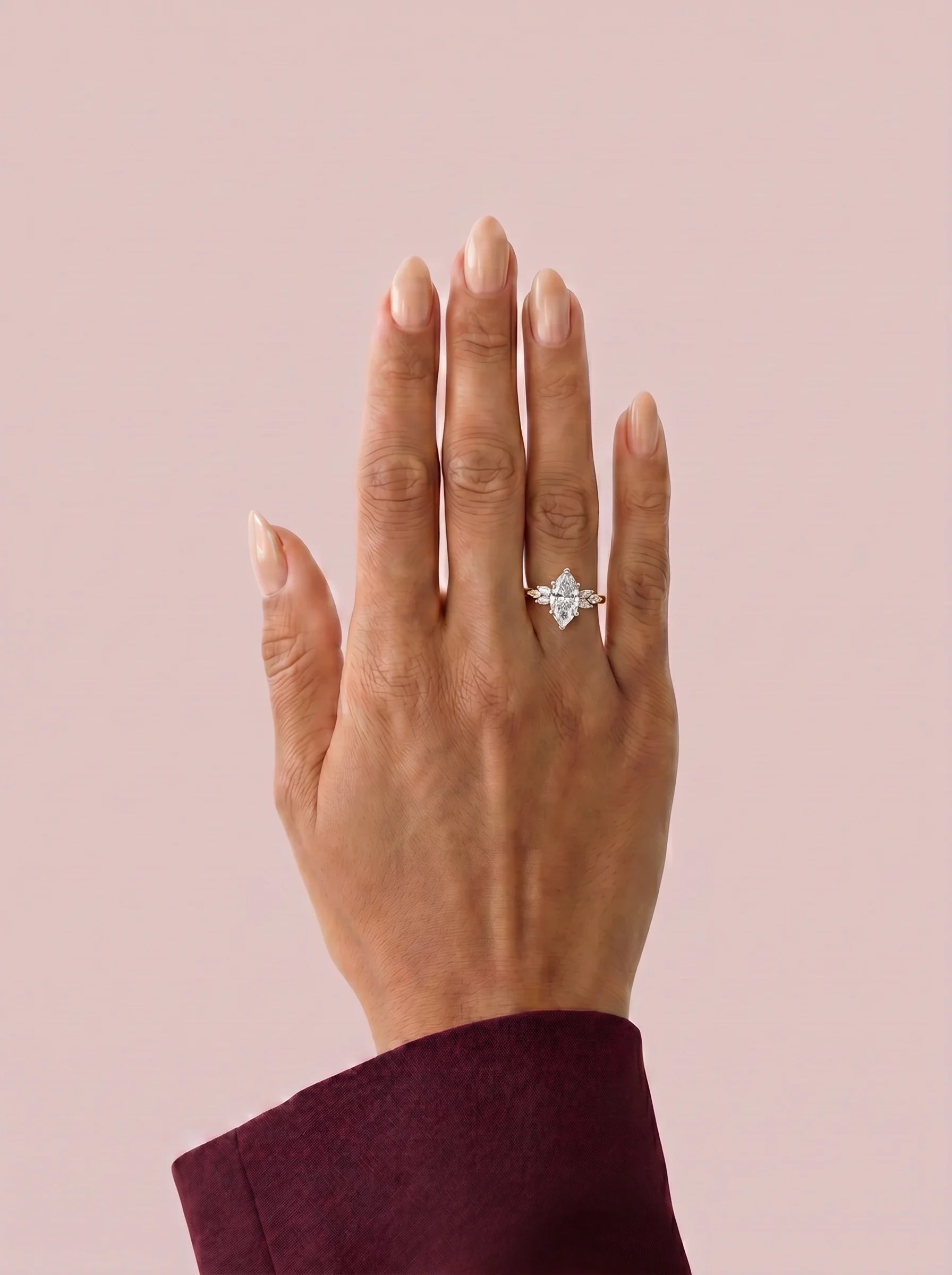 Anillo de compromiso clúster VESTA marquesa en oro blanco, vista en la mano