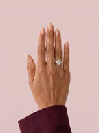 Anillo de compromiso clúster VESTA marquesa en oro rosa, vista en la mano