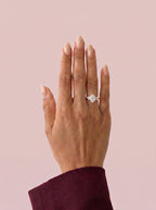 Anillo de compromiso clúster VESTA oval en oro rosa, vista en la mano