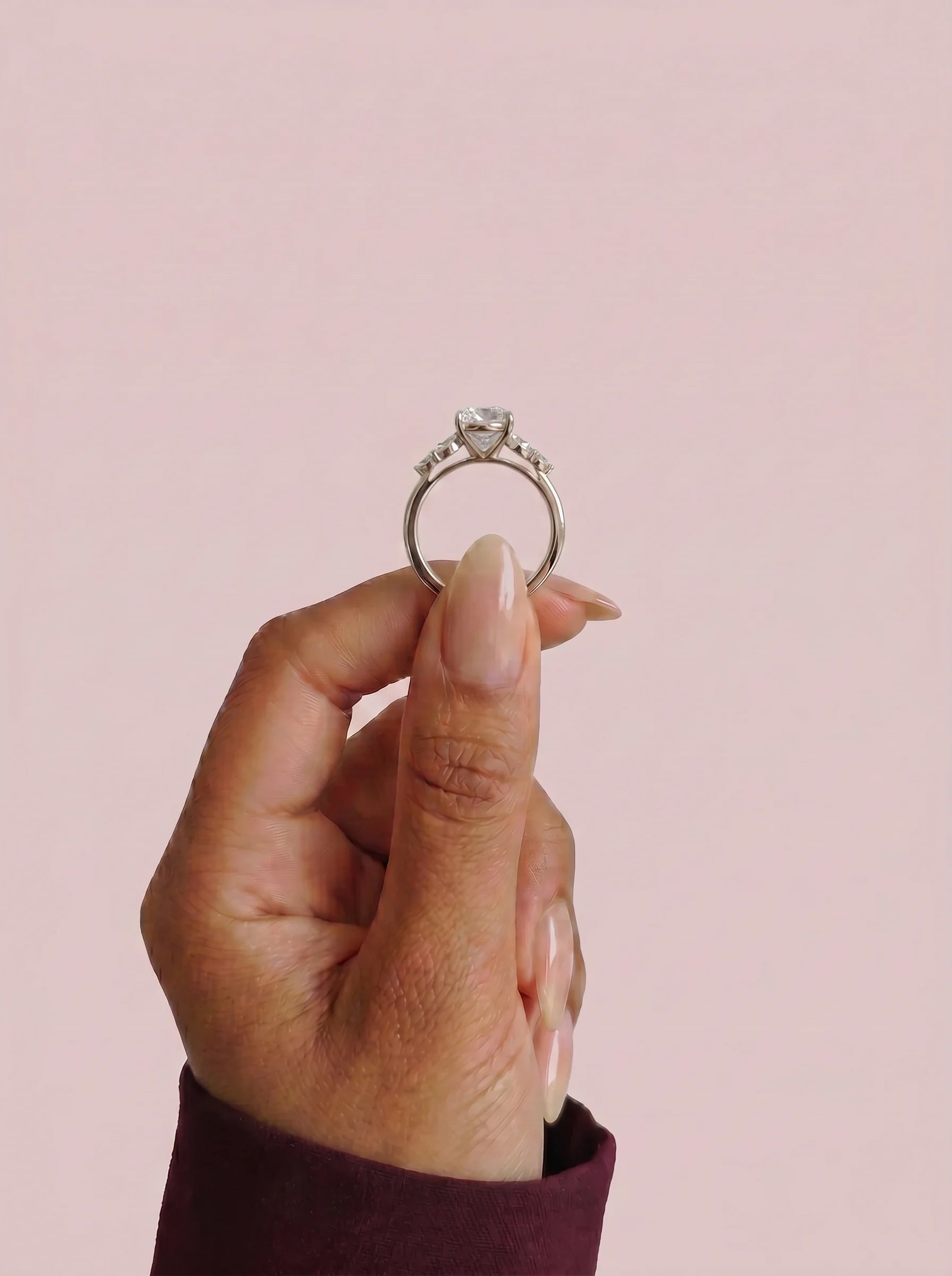 Anillo de compromiso clúster VESTA pera en oro blanco, detalle sujeto con pinza