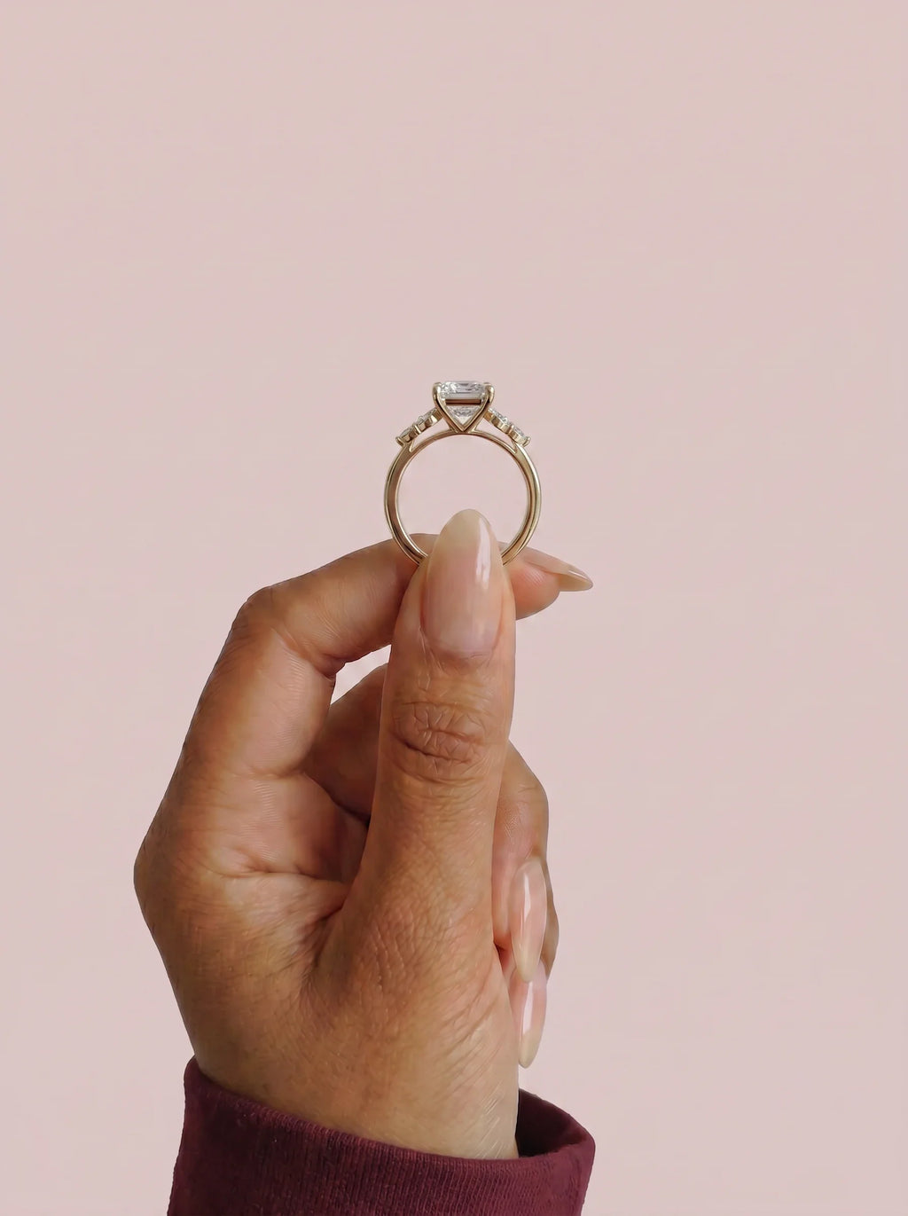 Anillo de compromiso clúster VESTA princesa en oro amarillo, detalle sujeto con pinza