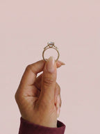 Anillo de compromiso clúster VESTA princesa en oro amarillo, detalle sujeto con pinza