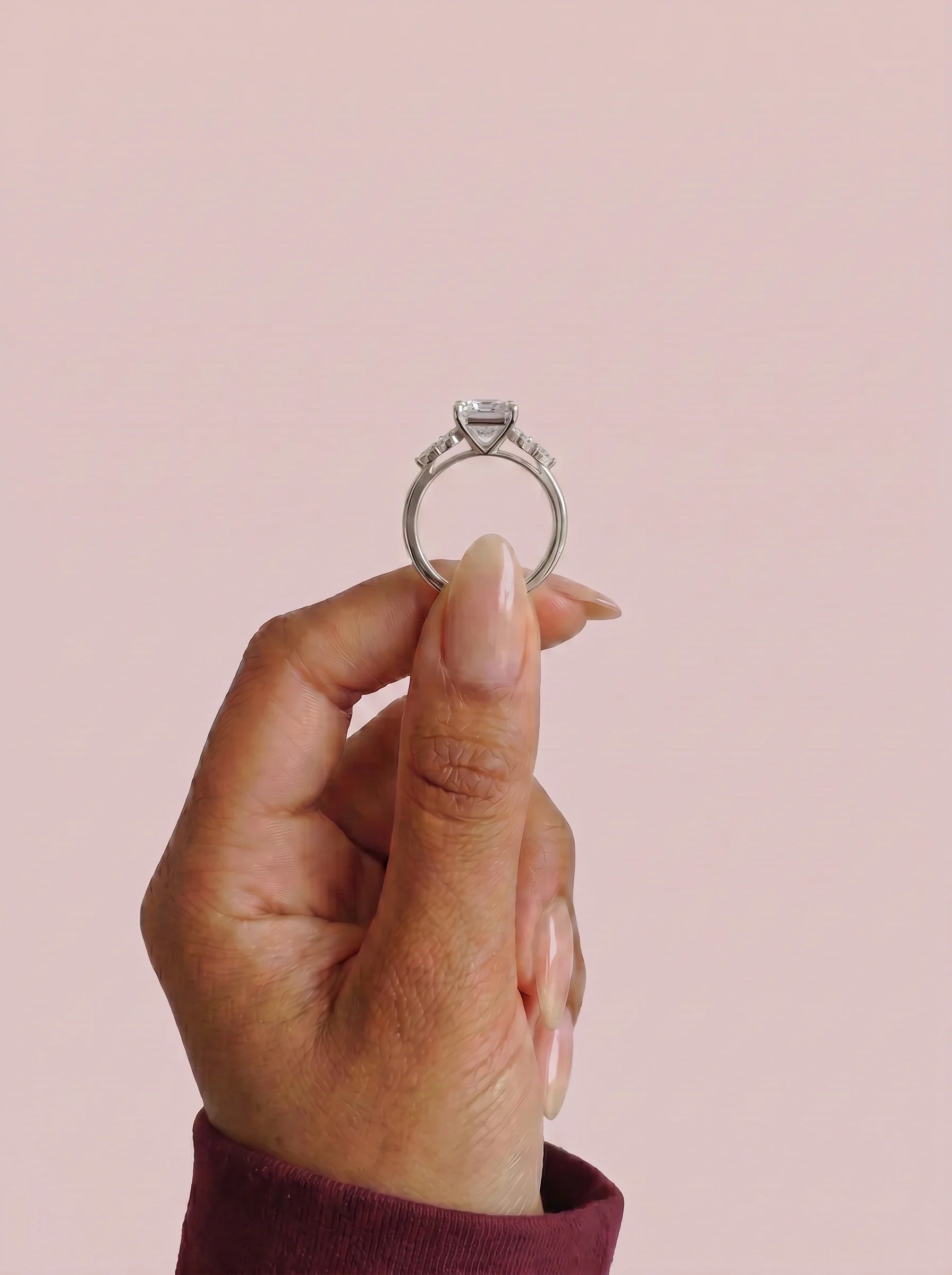 Anillo de compromiso clúster VESTA princesa en oro blanco, detalle sujeto con pinza