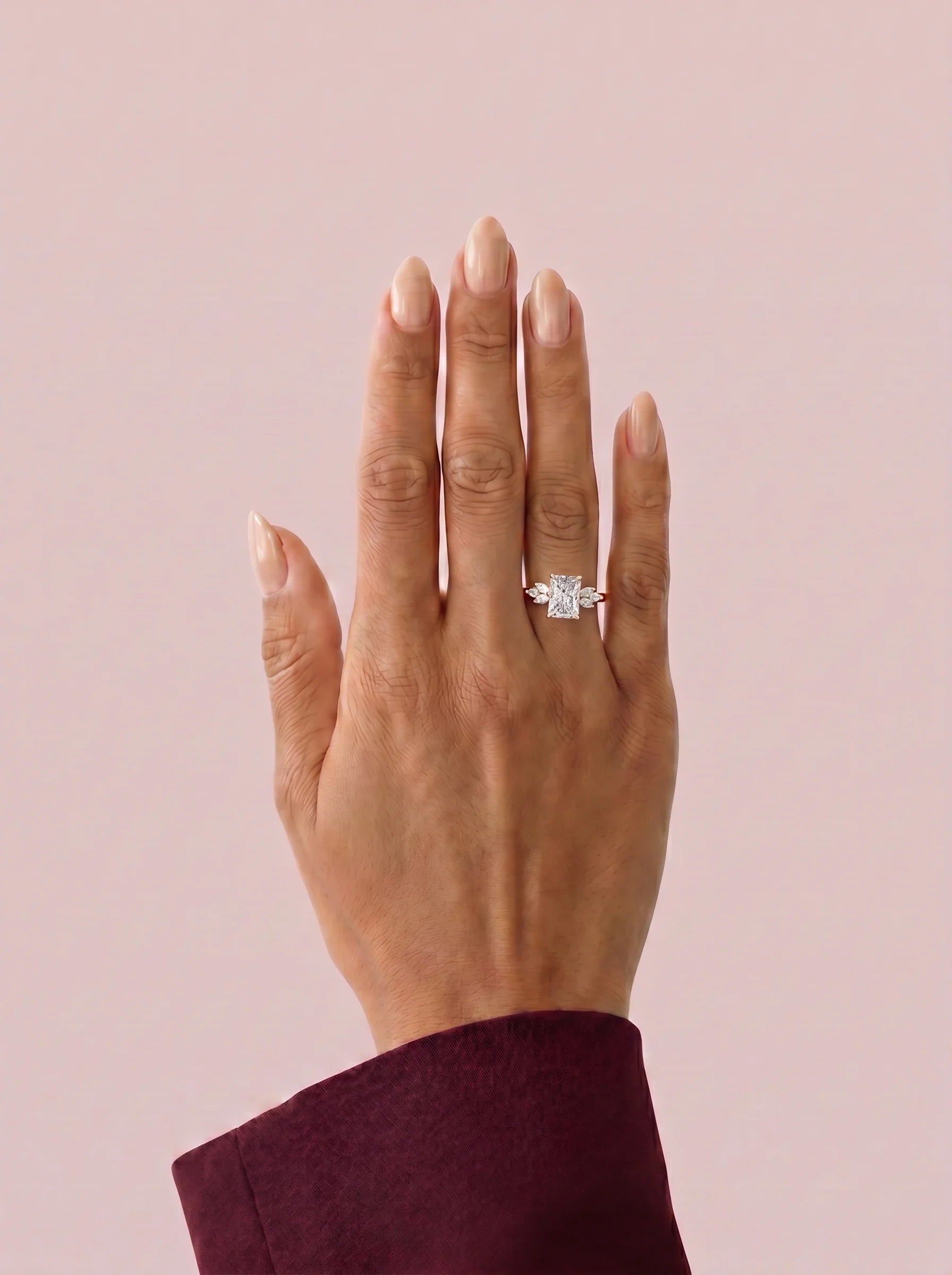 Anillo de compromiso clúster VESTA radiante en oro rosa, vista en la mano