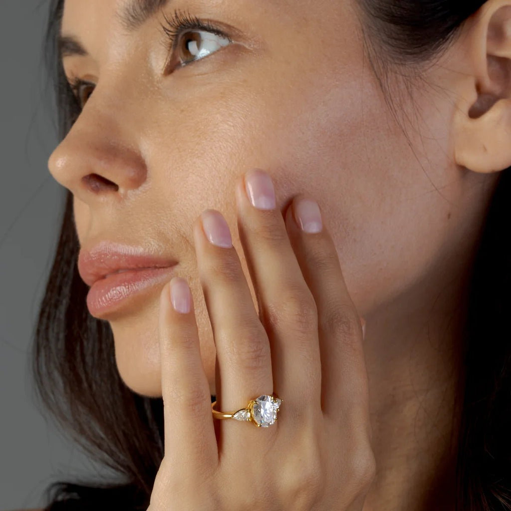 ELARA | Anillo trilogía oval en oro platino moissanita diamante Oro rosa 14k - Anillo de compromiso personalizado BRAVORA Jewelry
