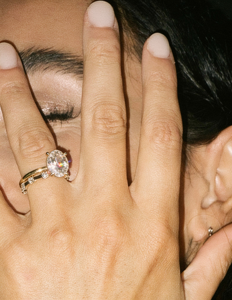 Fotografía lifestyle de anillo de compromiso oval BRAVORA