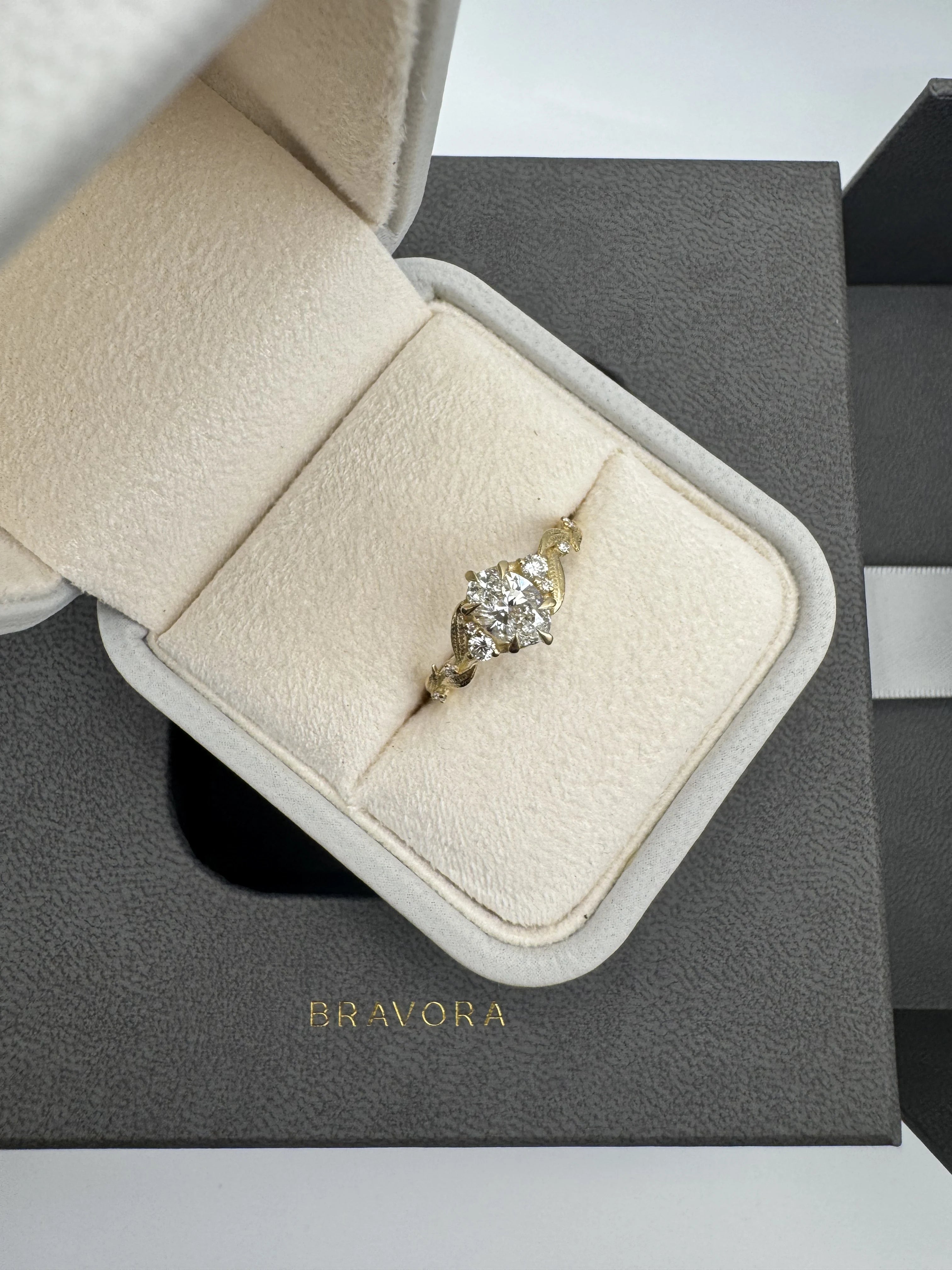 Anillo floral en oro amarillo con diamante - diseño personalizado BRAVORA