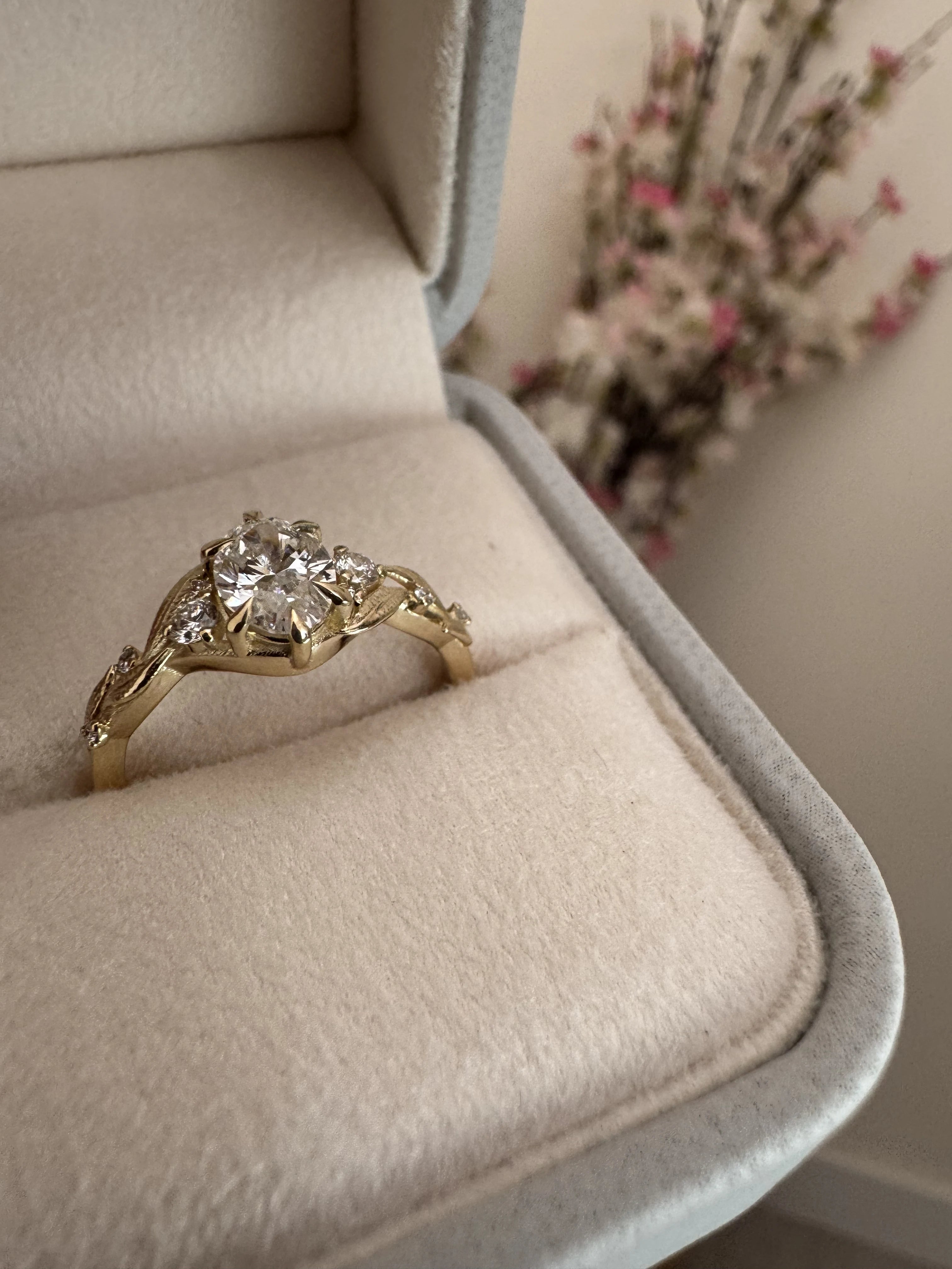Anillo floral en oro amarillo con diamante - diseño personalizado BRAVORA