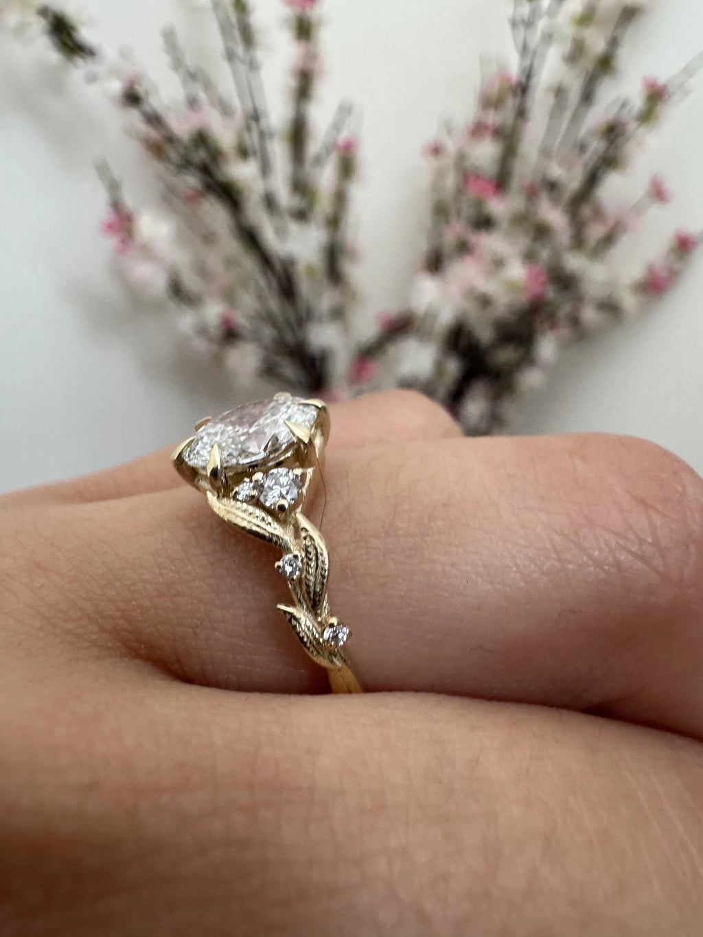 Anillo floral en oro amarillo con diamante - diseño personalizado BRAVORA