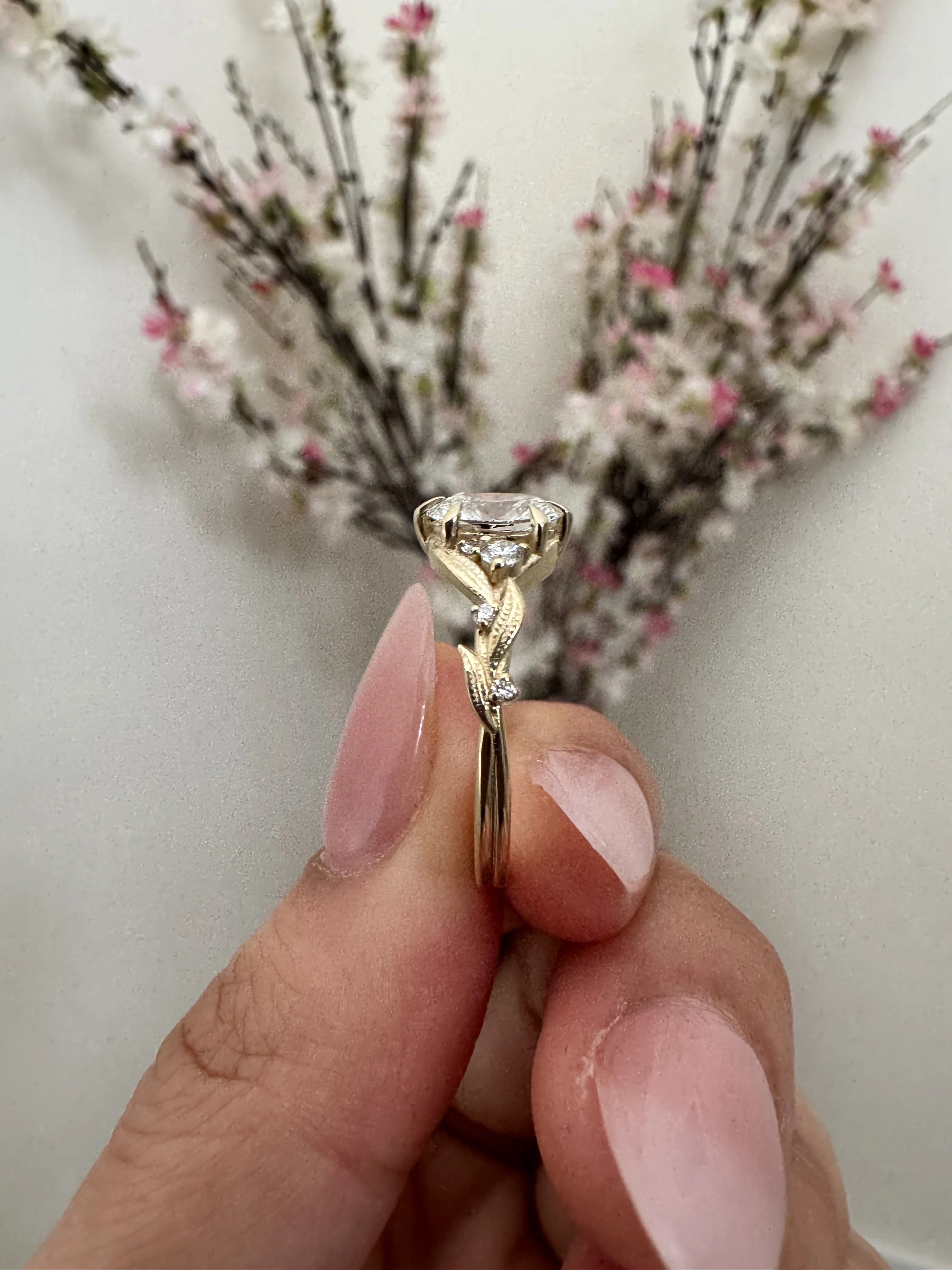 Anillo floral en oro amarillo con diamante - diseño personalizado BRAVORA
