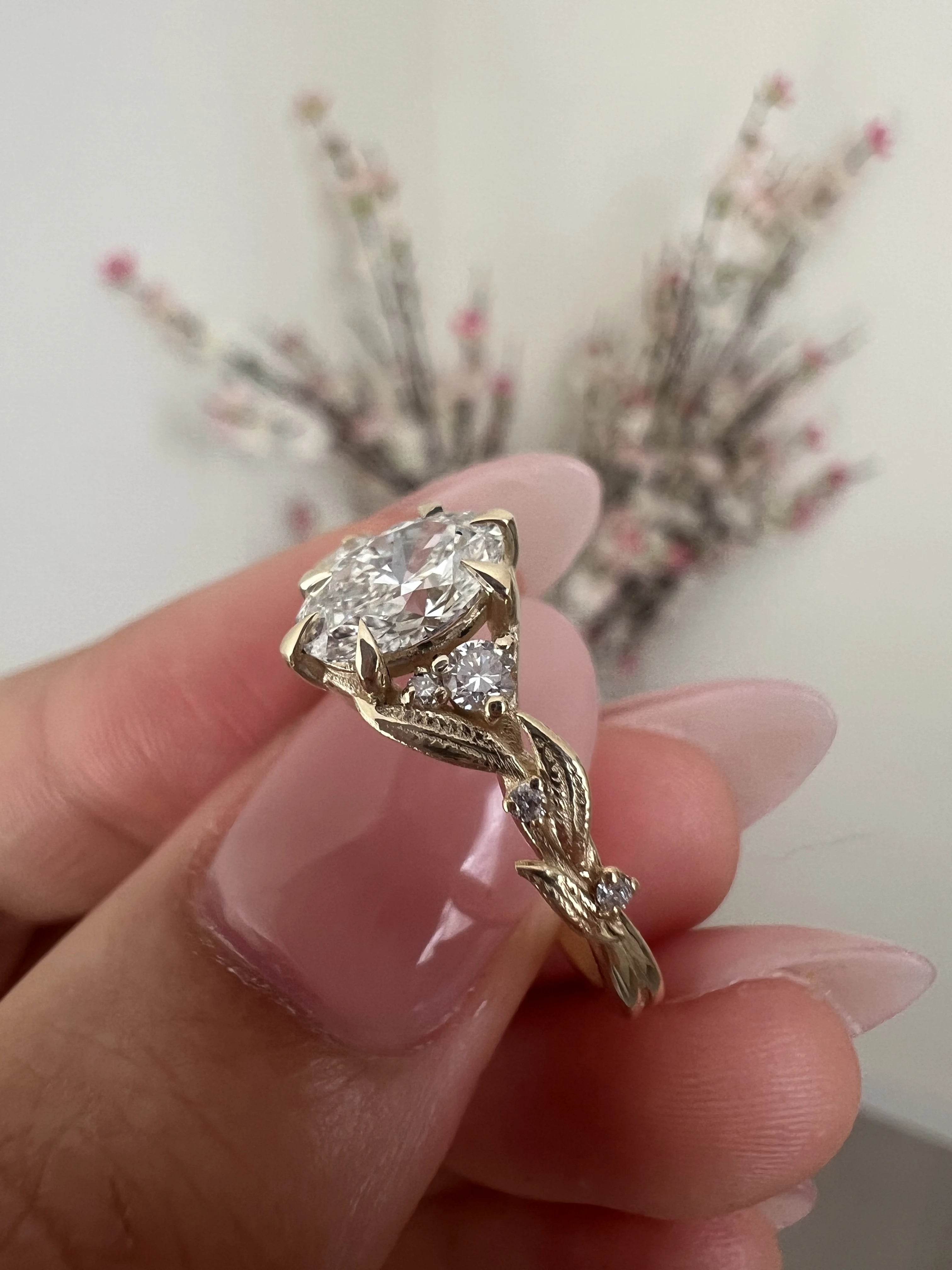 Anillo floral en oro amarillo con diamante - diseño personalizado BRAVORA