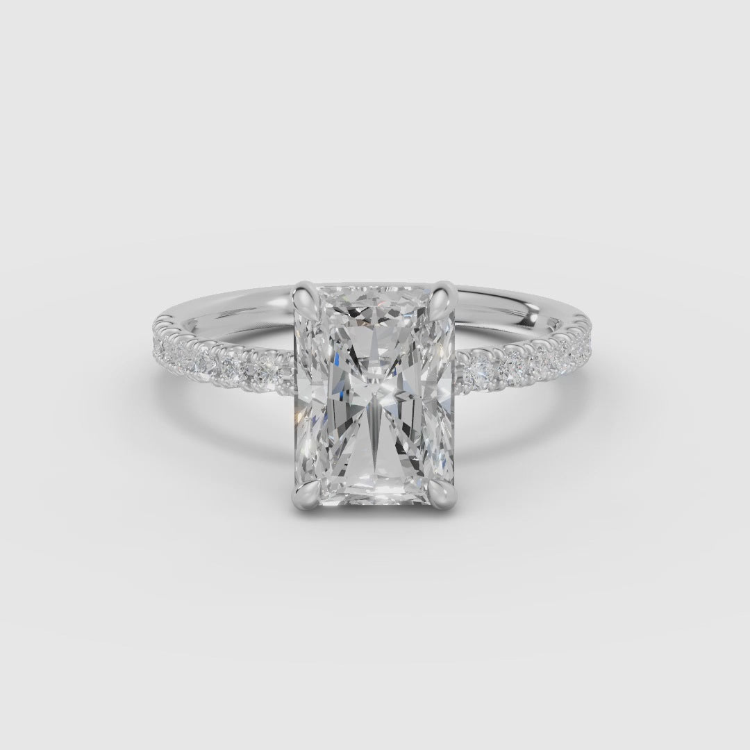 AURORA | Anillo solitario corte radiante medio pavé