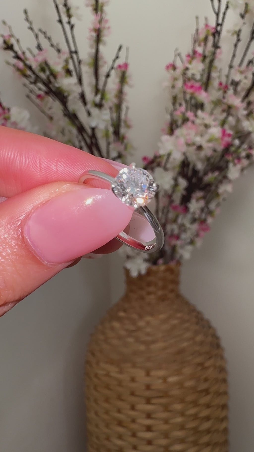 Anillo solitario de platino con diamante de laboratorio talla brillante hecho a medida por BRAVORA - video