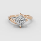 Anillo de compromiso AXIS princesa con engaste compás bypass en oro rosa - vídeo