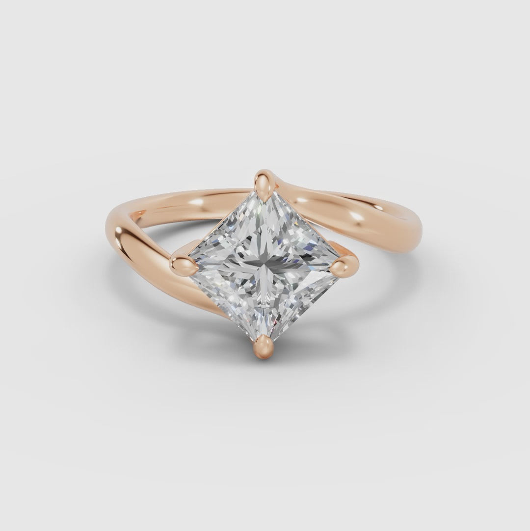 AXIS | Anillo princesa con engaste compás bypass