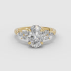Vídeo 360° del anillo de compromiso VESTA oval clúster en oro amarillo