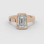 Vídeo 360° del anillo de compromiso HERA solitario esmeralda biselado en oro rosa