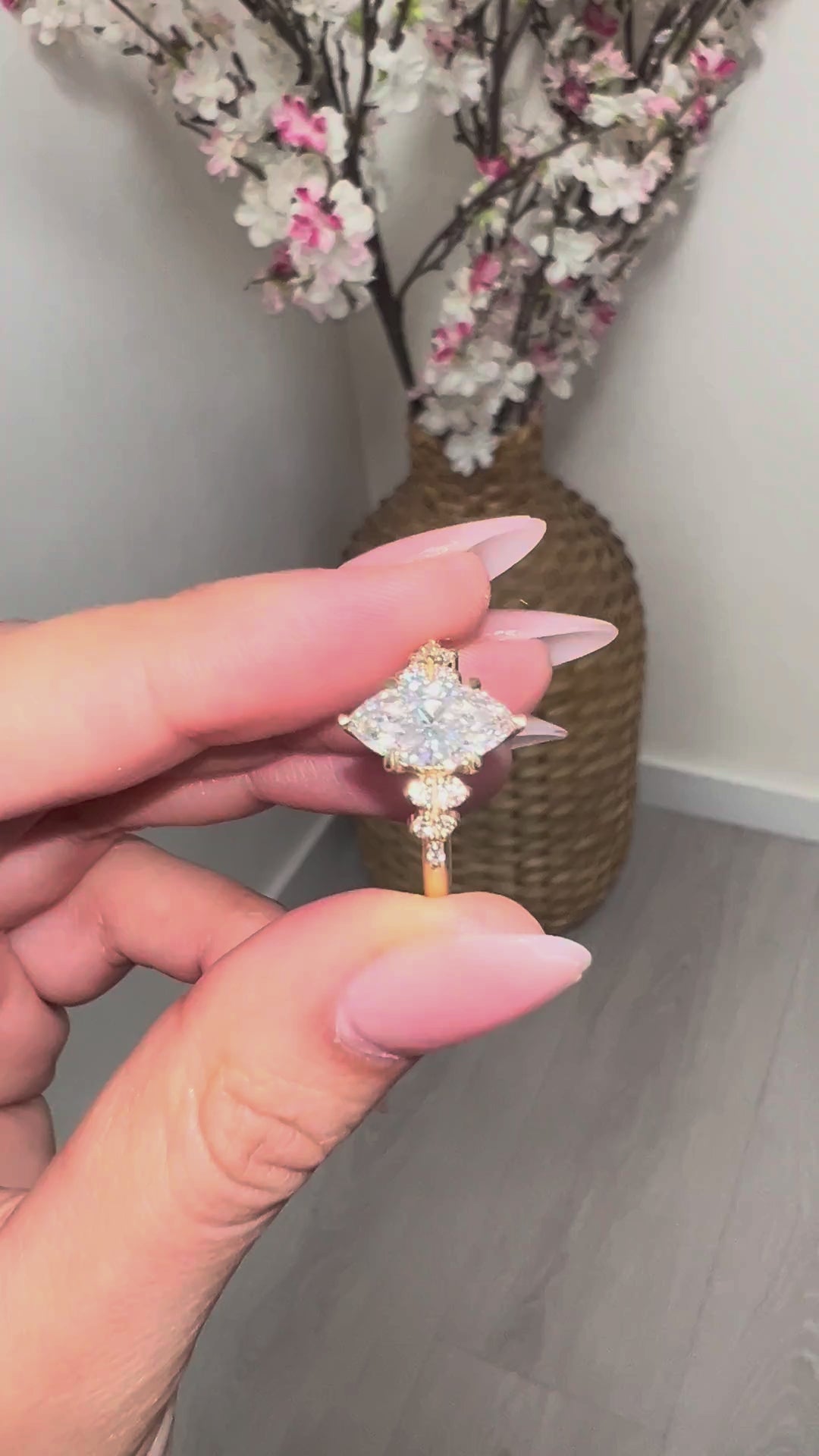 Anillo marquesa de diamante de laboratorio con racimos de brillantes en oro amarillo 14k hecho a medida por BRAVORA - video