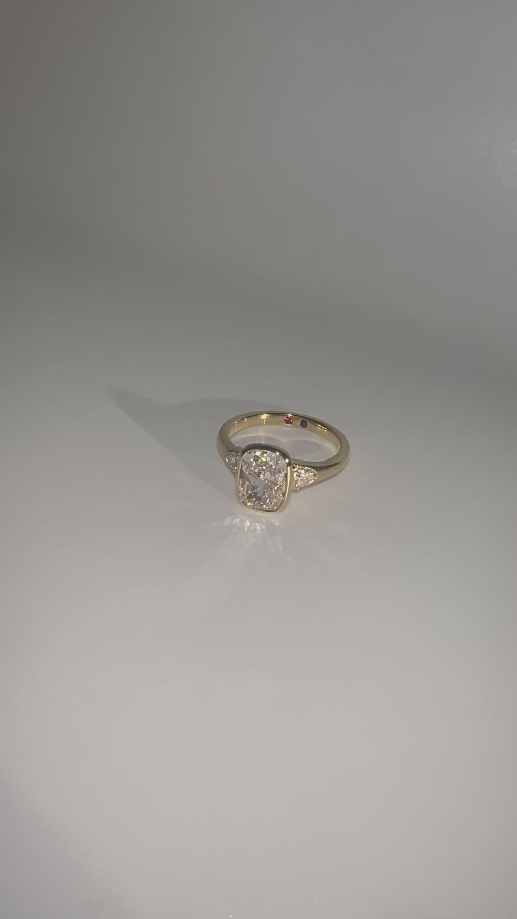 Anillo trilogía con diamante lab-grown de corte cojín elongado en oro amarillo 18k hecho a medida por BRAVORA - video