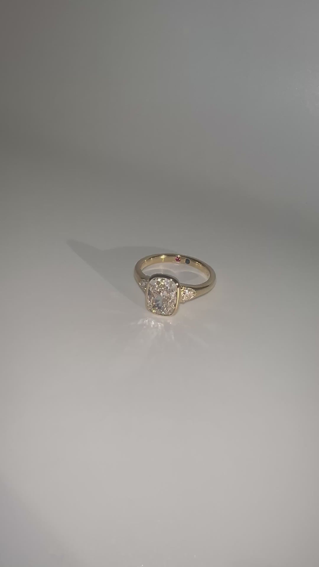 Anillo trilogía con diamante lab-grown de corte cojín elongado en oro amarillo 18k hecho a medida por BRAVORA - video