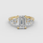 Vídeo 360° del anillo de compromiso VESTA esmeralda clúster en oro amarillo
