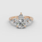 Vídeo 360° del anillo de compromiso VESTA pera clúster en oro rosa